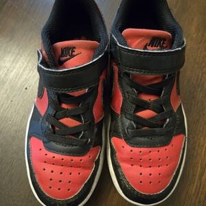 Nike Kids Black and Red Low-Top Sneakers